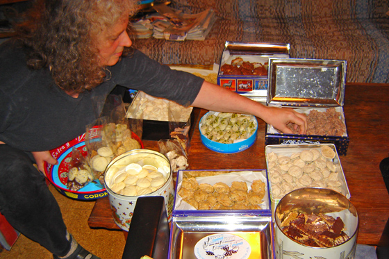 DSC06607-Barbara sortiert Weihnachtspltzchen ein-560
