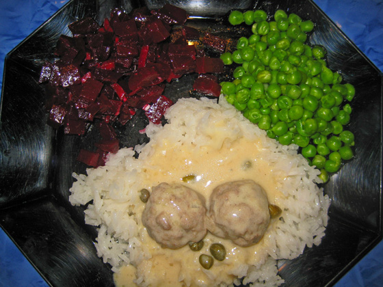 IMG_3688-Königsberger Klopse mit Reis, Ebsen und Rote Beete Salat-560