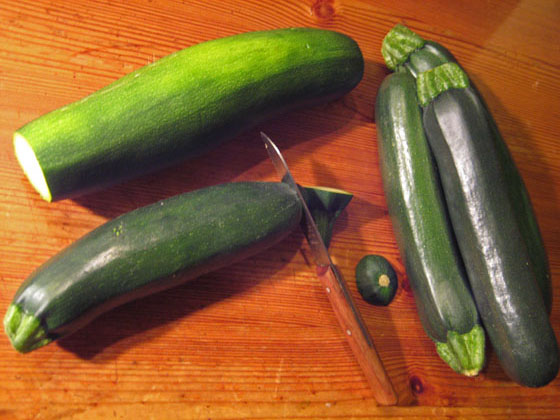 IMG_5246-Zucchini-Enden abschneiden IMG_5246-Zucchini-Enden abschneiden