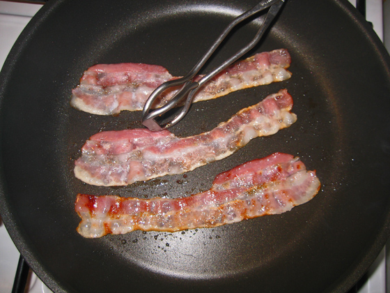 IMG_7921-Bacon mit Grillzange wenden-560 IMG_7921-Bacon mit Grillzange wenden-560