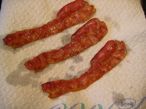 IMG_7926-fertiger Bacon auf Küchenkrepp-560 IMG_7926-fertiger Bacon auf Küchenkrepp-560