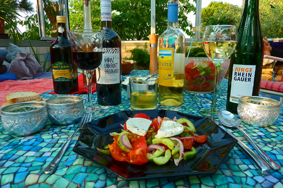 P1020400-Griechischer Salat + Wein 560