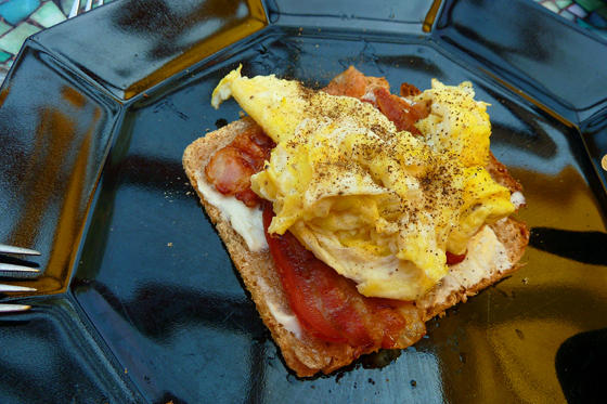 P1020479-Brot mit Rührei und Bacon-560 P1020479-Brot mit Rührei und Bacon-560