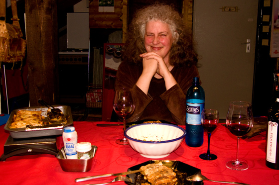P1060541-Barbara mit Lasagne P1060541-Barbara mit Lasagne