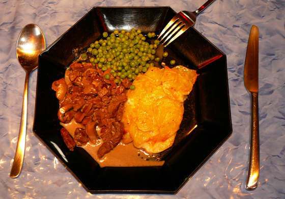 P1060992-Boeuf Stroganoff mit Kartoffelgratin und Erbsen-560 P1060992-Boeuf Stroganoff mit Kartoffelgratin und Erbsen-560