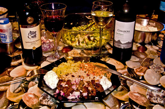 P1080534-Teller mit Cevapcici, Rotwein und Weißwein-560 P1080534-Teller mit Cevapcici, Rotwein und Weißwein-560