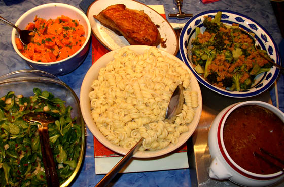P3186772-Schweinebraten zum Zweiten - der ganze Tisch P3186772-Schweinebraten zum Zweiten - der ganze Tisch