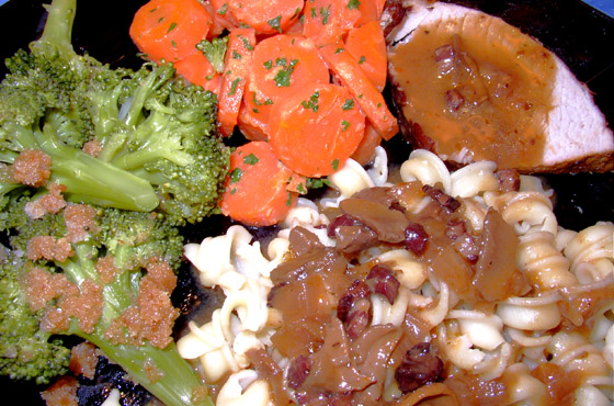 P3186778-Schweinebraten mit Broccoli - Nahaufnahme P3186778-Schweinebraten mit Broccoli - Nahaufnahme