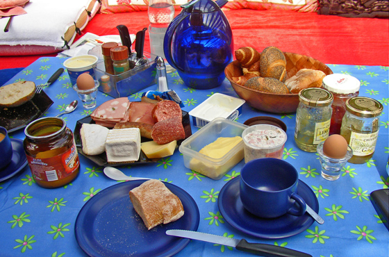 P7244394-Frühstückstisch-1-560 P7244394-Frühstückstisch-1-560