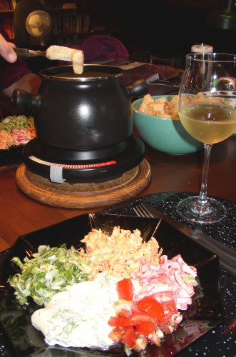 P8284660 - Der Tisch mit Wein und Topf-H500