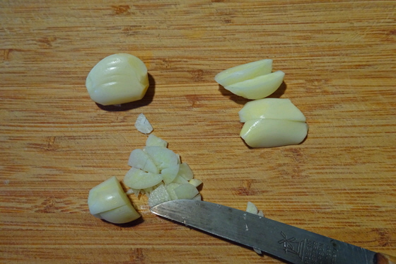 DSC02474-Knoblauch in kleine Scheiben-560 DSC02474-Knoblauch in kleine Scheiben-560