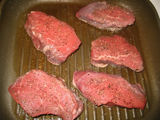 IMG_8019-Rohe Steaks in der Grillpfanne-560 IMG_8019-Rohe Steaks in der Grillpfanne-560