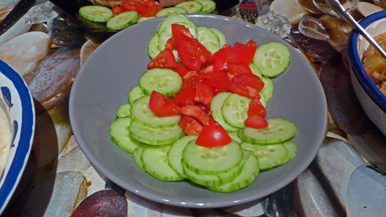 P1000987-Gurkenscheiben+Tomatenstcke-560