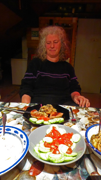 P1000993-Hase vor Teller-H600