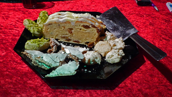 P1010013-Teller mit Stollen & Pltzchen-560
