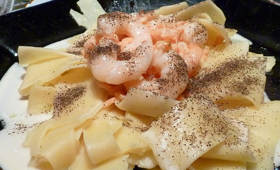 P1030414-Breitbandnudeln mit Lachs & Shrimps-nah-560 P1030414-Breitbandnudeln mit Lachs & Shrimps-nah-560
