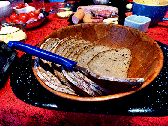 P1040502-Dünne Brotscheiben mit Vergleichsmesser, Makro, struktur dkl-560 P1040502-Dünne Brotscheiben mit Vergleichsmesser, Makro, struktur dkl-560